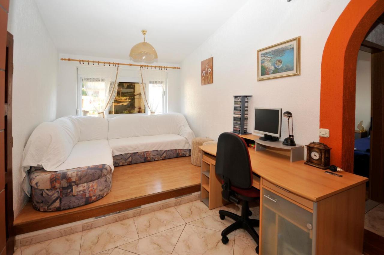 Apartman Elena โตรกีร์ ภายนอก รูปภาพ